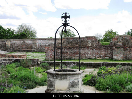 Somogyv?r, 2012. m?jus 6.Az egykori benc?s ap?ts?g kereng?j?nek k?zep?n ?ll? ciszterna Somogyv?r-Kupav?r  t?rt?nelmi eml?khelyen. Itt ?llt egykoron Kopp?ny vez?r f?ldv?ra, melynek hely?n Szent Istv?n kir?ly templomot ?p?ttetett. Szent L?szl? kir?ly 1091-ben benc?s ap?ts?got alap?tott, melynek romjai ma is l?that?ak. A XIII. sz?zadban kultikus ?s kultur?lis k?zpontt? v?lt. Az eml?kpark 1991-ben ny?lt. Pusztaszer ?s Moh?cs ut?n nemzet?nk harmadik t?rt?nelmi eml?khelye.-stock-foto