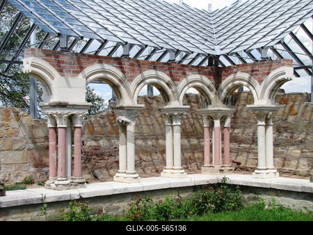 Somogyv?r, 2012. m?jus 6.Az egykori benc?s ap?ts?g kereng?j?nek r?szlete Somogyv?r-Kupav?r  t?rt?nelmi eml?khelyen. Itt ?llt egykoron Kopp?ny vez?r f?ldv?ra, melynek hely?n Szent Istv?n kir?ly templomot ?p?ttetett. Szent L?szl? kir?ly 1091-ben benc?s ap?ts?got alap?tott, melynek romjai ma is l?that?ak. A XIII. sz?zadban kultikus ?s kultur?lis k?zpontt? v?lt. Az eml?kpark 1991-ben ny?lt. Pusztaszer ?s Moh?cs ut?n nemzet?nk harmadik t?rt?nelmi eml?khelye.-stock-foto