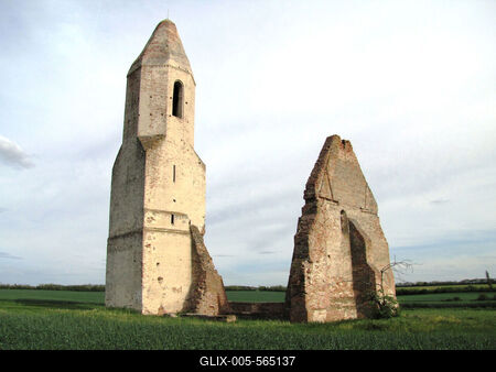 Somogyv?mos, 2012. m?jus 6. A Pusztatorony. Somogy megye egyik legjelent?sebb templomromja. A r?g?szeti felt?r?s ?s az ?p?t?szett?rt?neti kutat?s szerint az eredetileg rom?n st?lusban ?p?lt templom egyhaj?s, f?lk?r?ves szent?llyel val?sz?n?leg a XII. sz?zadban ?p?lt.-stock-foto