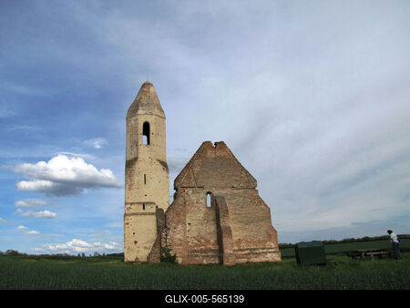 Somogyv?mos, 2012. m?jus 6. A Pusztatorony. Somogy megye egyik legjelent?sebb templomromja. A r?g?szeti felt?r?s ?s az ?p?t?szett?rt?neti kutat?s szerint az eredetileg rom?n st?lusban ?p?lt templom egyhaj?s, f?lk?r?ves szent?llyel val?sz?n?leg a XII. sz?zadban ?p?lt.-stock-foto