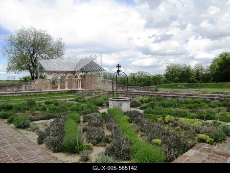 Somogyv?r, 2012. m?jus 6.Az egykori benc?s ap?ts?g kereng?j?nek r?szlete a k?zep?n ?ll? cisztern?val Somogyv?r-Kupav?r  t?rt?nelmi eml?khelyen. Itt ?llt egykoron Kopp?ny vez?r f?ldv?ra, melynek hely?n Szent Istv?n kir?ly templomot ?p?ttetett. Szent L?szl? kir?ly 1091-ben benc?s ap?ts?got alap?tott, melynek romjai ma is l?that?ak. A XIII. sz?zadban kultikus ?s kultur?lis k?zpontt? v?lt. Az eml?kpark 1991-ben ny?lt. Pusztaszer ?s Moh?cs ut?n nemzet?nk harmadik t?rt?nelmi eml?khelye.-stock-foto