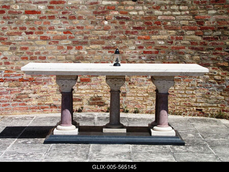 Somogyv?r, 2012. m?jus 6.A Szent Istv?n ?ltal ?p?ttetett templom olt?ra  Somogyv?r-Kupav?r  t?rt?nelmi eml?khelyen. Itt ?llt egykoron Kopp?ny vez?r f?ldv?ra, melynek hely?n Szent Istv?n kir?ly templomot ?p?ttetett. Szent L?szl? kir?ly 1091-ben benc?s ap?ts?got alap?tott, melynek romjai ma is l?that?ak. A XIII. sz?zadban kultikus ?s kultur?lis k?zpontt? v?lt. Az eml?kpark 1991-ben ny?lt. Pusztaszer ?s Moh?cs ut?n nemzet?nk harmadik t?rt?nelmi eml?khelye.-stock-foto