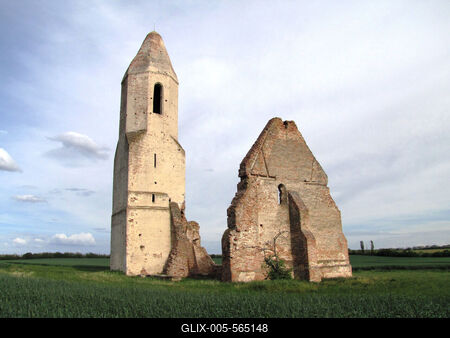 Somogyv?mos, 2012. m?jus 6. A Pusztatorony. Somogy megye egyik legjelent?sebb templomromja. A r?g?szeti felt?r?s ?s az ?p?t?szett?rt?neti kutat?s szerint az eredetileg rom?n st?lusban ?p?lt templom egyhaj?s, f?lk?r?ves szent?llyel val?sz?n?leg a XII. sz?zadban ?p?lt.-stock-foto