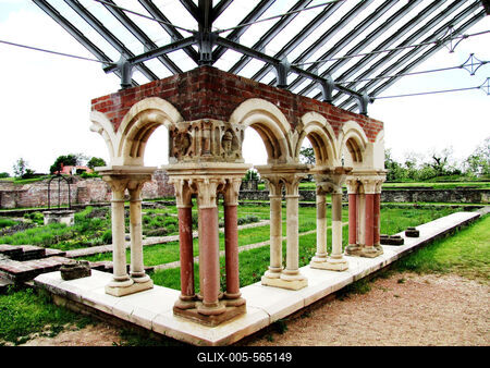 Somogyv?r, 2012. m?jus 6.Az egykori benc?s ap?ts?g kereng?j?nek r?szlete Somogyv?r-Kupav?r  t?rt?nelmi eml?khelyen. Itt ?llt egykoron Kopp?ny vez?r f?ldv?ra, melynek hely?n Szent Istv?n kir?ly templomot ?p?ttetett. Szent L?szl? kir?ly 1091-ben benc?s ap?ts?got alap?tott, melynek romjai ma is l?that?ak. A XIII. sz?zadban kultikus ?s kultur?lis k?zpontt? v?lt. Az eml?kpark 1991-ben ny?lt. Pusztaszer ?s Moh?cs ut?n nemzet?nk harmadik t?rt?nelmi eml?khelye.-stock-foto