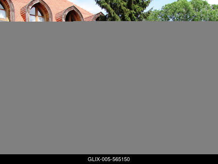 Buzs?k, 2012. m?jus 6.N?pi mot?vumos szoborcsoport a faluh?z udvar?ban. Az egyik szobron Buzs?k c?mere l?that?.-stock-foto