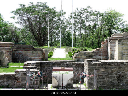 Somogyv?r, 2012. m?jus 6.Szent L?szl? kir?ly jelk?pes s?rja Somogyv?r-Kupav?r  t?rt?nelmi eml?khelyen. F?ldi maradv?yait 1095-ben V?radra vitt?k. Itt ?llt egykoron Kopp?ny vez?r f?ldv?ra, melynek hely?n Szent Istv?n kir?ly templomot ?p?ttetett. Szent L?szl? kir?ly 1091-ben benc?s ap?ts?got alap?tott, melynek romjai ma is l?that?ak. A XIII. sz?zadban kultikus ?s kultur?lis k?zpontt? v?lt. Az eml?kpark 1991-ben ny?lt. Pusztaszer ?s Moh?cs ut?n nemzet?nk harmadik t?rt?nelmi eml?khelye.-stock-foto