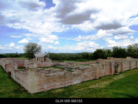 Somogyv?r, 2012. m?jus 6.Somogyv?r-Kupav?r  t?rt?nelmi eml?khely. Itt ?llt egykoron Kopp?ny vez?r f?ldv?ra, melynek hely?n Szent Istv?n kir?ly templomot ?p?ttetett. Szent L?szl? kir?ly 1091-ben benc?s ap?ts?got alap?tott, melynek romjai ma is l?that?ak. A XIII. sz?zadban kultikus ?s kultur?lis k?zpontt? v?lt. Az eml?kpark 1991-ben ny?lt. Pusztaszer ?s Moh?cs ut?n nemzet?nk harmadik t?rt?nelmi eml?khelye.-stock-foto