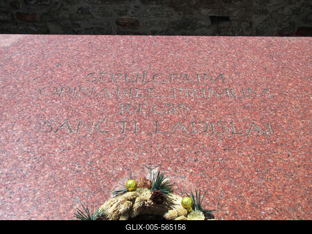 Somogyv?r, 2012. m?jus 6.Szent L?szl? kir?ly jelk?pes s?rja Somogyv?r-Kupav?r  t?rt?nelmi eml?khelyen. F?ldi maradv?yait 1095-ben V?radra vitt?k. Itt ?llt egykoron Kopp?ny vez?r f?ldv?ra, melynek hely?n Szent Istv?n kir?ly templomot ?p?ttetett. Szent L?szl? kir?ly 1091-ben benc?s ap?ts?got alap?tott, melynek romjai ma is l?that?ak. A XIII. sz?zadban kultikus ?s kultur?lis k?zpontt? v?lt. Az eml?kpark 1991-ben ny?lt. Pusztaszer ?s Moh?cs ut?n nemzet?nk harmadik t?rt?nelmi eml?khelye.-stock-foto