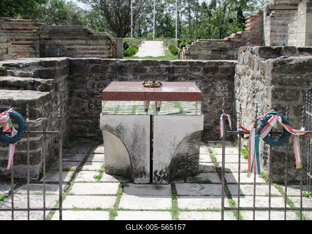 Somogyv?r, 2012. m?jus 6.Szent L?szl? kir?ly szimb?likus s?rja Somogyv?r-Kupav?r  t?rt?nelmi eml?khelyen. F?ldi maradv?nyait 1095-ben V?radra vitt?k. Itt ?llt egykoron Kopp?ny vez?r f?ldv?ra, melynek hely?n Szent Istv?n kir?ly templomot ?p?ttetett. Szent L?szl? kir?ly 1091-ben benc?s ap?ts?got alap?tott, melynek romjai ma is l?that?ak. A XIII. sz?zadban kultikus ?s kultur?lis k?zpontt? v?lt. Az eml?kpark 1991-ben ny?lt. Pusztaszer ?s Moh?cs ut?n nemzet?nk harmadik t?rt?nelmi eml?khelye.-stock-foto