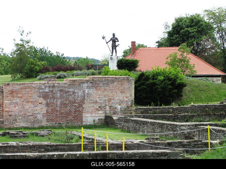 Somogyv?r, 2012. m?jus 6.Somogyv?r-Kupav?r  t?rt?nelmi eml?khely. H?tt?rben Szent L?szl? kir?ly szobra. Itt ?llt egykoron Kopp?ny vez?r f?ldv?ra, melynek hely?n Szent Istv?n kir?ly templomot ?p?ttetett. Szent L?szl? kir?ly 1091-ben benc?s ap?ts?got alap?tott, melynek romjai ma is l?that?ak. A XIII. sz?zadban kultikus ?s kultur?lis k?zpontt? v?lt. Az eml?kpark 1991-ben ny?lt. Pusztaszer ?s Moh?cs ut?n nemzet?nk harmadik t?rt?nelmi eml?khelye.-stock-foto