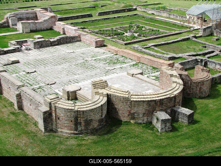 Somogyv?r, 2012. m?jus 6.Somogyv?r-Kupav?r  t?rt?nelmi eml?khely. Itt ?llt egykoron Kopp?ny vez?r f?ldv?ra, melynek hely?n Szent Istv?n kir?ly templomot ?p?ttetett. Szent L?szl? kir?ly 1091-ben benc?s ap?ts?got alap?tott, melynek romjai ma is l?that?ak. A XIII. sz?zadban kultikus ?s kultur?lis k?zpontt? v?lt. Az eml?kpark 1991-ben ny?lt. Pusztaszer ?s Moh?cs ut?n nemzet?nk harmadik t?rt?nelmi eml?khelye.-stock-foto