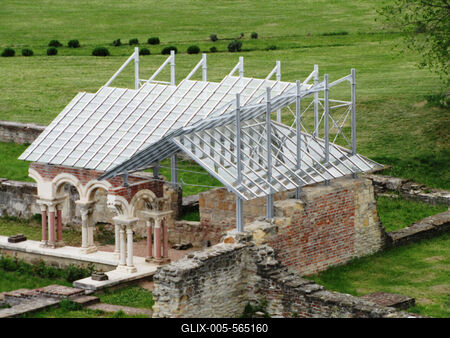 Somogyv?r, 2012. m?jus 6.Az egykori benc?s ap?ts?g kereng?j?nek r?szlete Somogyv?r-Kupav?r  t?rt?nelmi eml?khelyen. Itt ?llt egykoron Kopp?ny vez?r f?ldv?ra, melynek hely?n Szent Istv?n kir?ly templomot ?p?ttetett. Szent L?szl? kir?ly 1091-ben benc?s ap?ts?got alap?tott, melynek romjai ma is l?that?ak. A XIII. sz?zadban kultikus ?s kultur?lis k?zpontt? v?lt. Az eml?kpark 1991-ben ny?lt. Pusztaszer ?s Moh?cs ut?n nemzet?nk harmadik t?rt?nelmi eml?khelye.-stock-foto