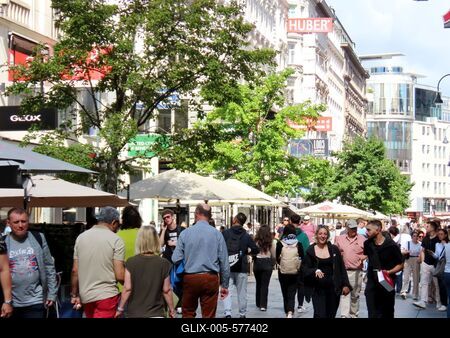 Vienna - People walking on Kärntner Straße-stock-foto