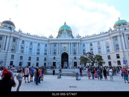Vienna - Street singer in front of the Hofburg Palace. Pedestrians and tourists listen-stock-foto
