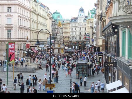Vienna - Tourists sightseeing in the Graben-stock-foto