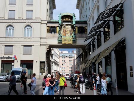 Tourists under the Vienna clock tower, the Ankeruhr-stock-foto