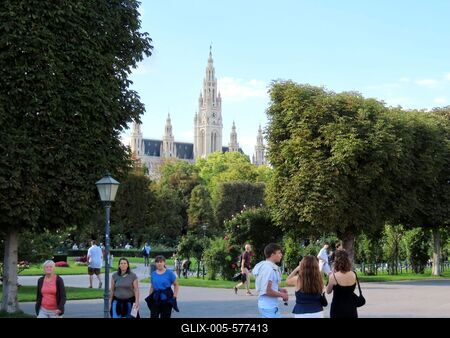 Vienna - Burg Park - Walkig ang talkong people-stock-foto
