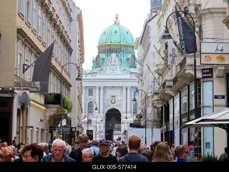 Viennese tourist traffic in Kohlmark Street between Hofburg and Graben-stock-foto