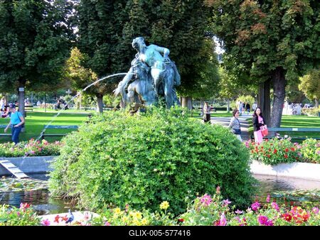 Vienna Burg Park - Triton and Nymph fountain - People-stock-foto