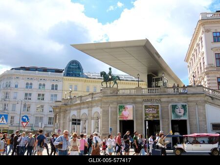 Vienna - Tourists at the Albertina gallery-stock-foto