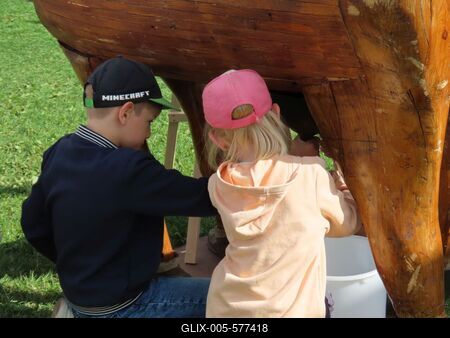 Vienna - Children milk an artificial cow at the Ernte Dank Festival (Harvest Thanksgiving Festival) in Burg Park-stock-foto