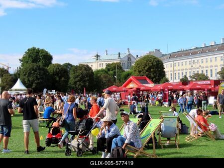 Vienna - People at the Ernte Dank Festival (Harvest Thanksgiving Festival) in Burg Park-stock-foto