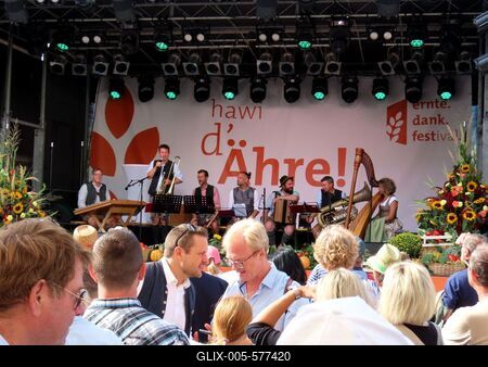 Vienna - Polka concert at the Ernte Dank Festival (Harvest Thanksgiving Festival) in Burg Park-stock-foto