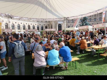 Vienna - People eating and drinking under a tent at the Ernte Dank Festival (Harvest Thanksgiving Festival-stock-foto