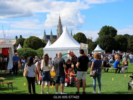 Vienna - People at the Ernte Dank Festival (Harvest Thanksgiving Festival)-stock-foto