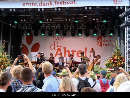 Vienna - Polka concert at the Ernte Dank Festival (Harvest Thanksgiving Festival) in Burg Park-stock-foto