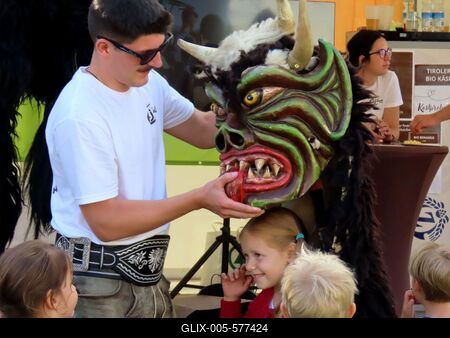 Vienna - Children at the Ernte Dank Festival (Harvest Thanksgiving Festival) in Burg Park-stock-foto