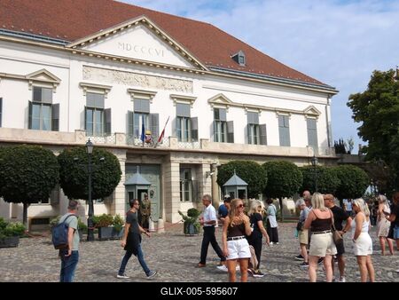 Budapest - Tourists in front of the Sándor Palace, the office of the President of the Republic of Hungary-stock-foto