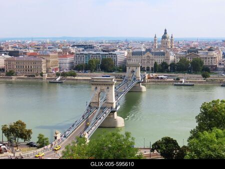 The Chain Bridge spanning the Danube and the Saint Stephen's Basilica on the Pest side - Budapest-stock-foto