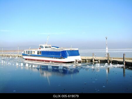 Ag?rd, 2009. janu?r 9.A befagyott Velencei-t? Ag?rdn?l. A Nadap haj? j?gketrecben.-stock-foto