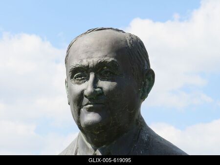 Velence (Hungary), 23 August 2017Bust of the renowned developer of Velence Lake, DFr. Springer Ferenc.Dr. Springer Ferenc (1921-2003), a Velencei-t? neves fejleszt?j?nek mellszobra az ag?rdi kik?t?n?l. Domonkos B?la 2011-ben k?sz?lt alkot?sa.-stock-foto