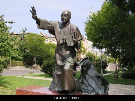 Budapest, 24 August 2017Statue of Martyr Bishop, Apor Vilmos.Apor Vilmos (1892-1945) v?rtan? p?sp?k szobra a f?v?ros r?la elnevezett XII. ker?leti ter?n. Marton L?szl? szobr?szm?v?sz 1997-ben k?sz?lt alkot?sa.-stock-foto