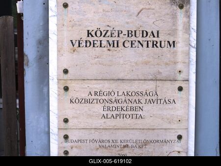Budapest, 24 August 2017Nameplate of the Civil Protection Center of the Kozep-Buda Protection Center.A Koz?p-Budai V?delmi Centrum nev? polg?ri v?delmi k?zpont n?vt?bl?ja.-stock-foto