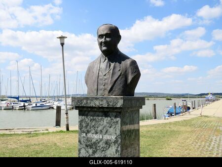 Velence (Hungary), 23 August 2017Bust of the renowned developer of Velence Lake, DFr. Springer Ferenc.Dr. Springer Ferenc (1921-2003), a Velencei-t? neves fejleszt?j?nek mellszobra az ag?rdi kik?t?n?l. Domonkos B?la 2011-ben k?sz?lt alkot?sa.-stock-foto