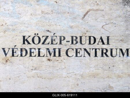 Budapest, 24 August 2017Nameplate of the Civil Protection Center of the Kozep-Buda Protection Center.A Koz?p-Budai V?delmi Centrum nev? polg?ri v?delmi k?zpont n?vt?bl?ja.-stock-foto