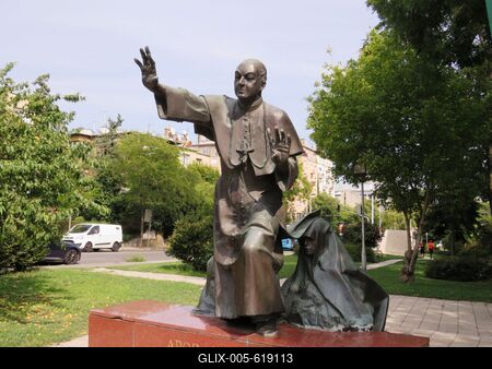 Budapest, 24 August 2017Statue of Martyr Bishop, Apor Vilmos.Apor Vilmos (1892-1945) v?rtan? p?sp?k szobra a f?v?ros r?la elnevezett XII. ker?leti ter?n. Marton L?szl? szobr?szm?v?sz 1997-ben k?sz?lt alkot?sa.-stock-foto