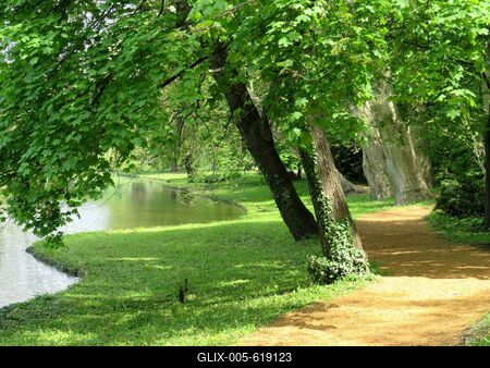 Martonv?s?r, 30 April 2017Part of the park of Brunszvik Castle.A Brunszvik kast?ly parkj?nak r?szlete.-stock-foto