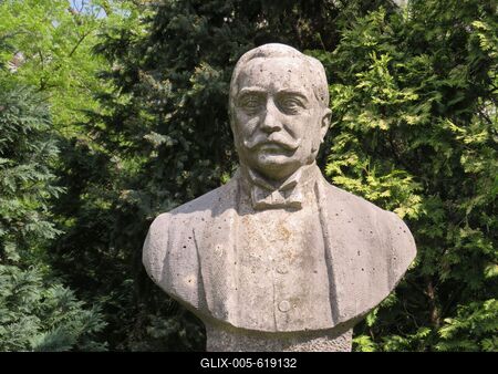 Martonv?s?r, 30 April 2017Bust of agricultural researcher and writer, Cserh?ti S?ndor in the park of Brunszvik castel.Cserh?ti S?ndor (1852-1909) agr?rkutat?, mez?gazdas?gi szak?r? mellszobra a Brunszvik kast?ly parkj?ban. S?v?ry J?nos 1965-ben k?sz?lt alkot?sa.-stock-foto