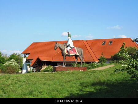 P?kozd, 30 April 2017Rider hussar statue  in the P?kozd military memorial park.Husz?r lovasszobor  a p?kozdi katonai eml?kparkban.-stock-foto