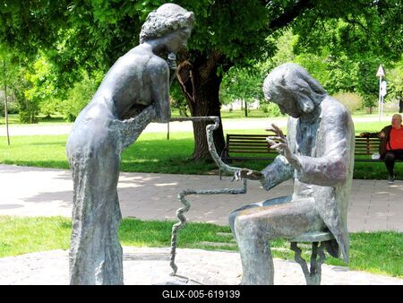 Martonv?s?r, 30 April 2017Statue of Beethoven and the Immortal Darling.Beethoven ?s a Halhatatlan Kedves c. szobor Martonv?s?rhelyen. Nagy J?nos 2015-ben k?sz?lt alkot?sa.-stock-foto