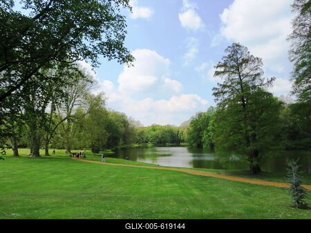 Martonv?s?r, 30 April 2017Part of the park of Brunszvik Castle.A Brunszvik kast?ly parkj?nak r?szlete.-stock-foto