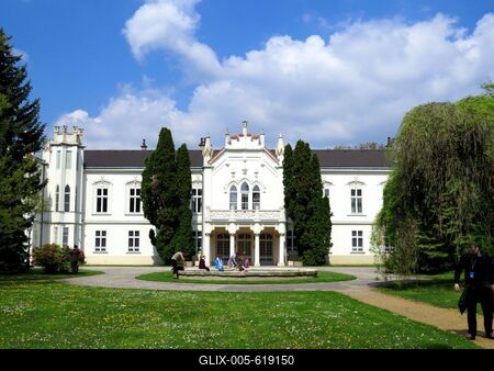 Martonv?s?r, 30 April 2017The  Brunszvik castle built in baroque-neogothic style in 1785. Beethoven here has completed his Appassionata in 1806.A Brunszvik kast?ly. barokk-neog?t st?lusban ?p?lt 1785-ben. Beethoven itt fejezte be Apassionata m?v?t 1806-ban.-stock-foto