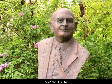 Martonv?s?r, 30 April 2017Bust of agricultural researcher, first manifacturer of hybrid corn, dr. Pap Endre in the park of Brunszvik castel.Dr. Pap Endre (1896?1991) agr?rkutat?, az els? hibrid kukorica el??ll?t?j?nak mellszobra a Brunszvik kast?ly parkj?ban. Bal?s Eszteer 1996-ban k?sz?lt alkot?sa.-stock-foto