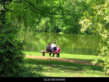Martonv?s?r, 30 April 2017Family in the park of Brunszvik Castle.Csal?d a Brunszvik kast?ly parkj?ban.-stock-foto