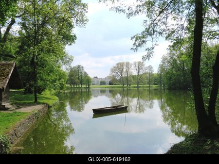 Martonv?s?r, 30 April 2017Part of the park of Brunszvik Castle.A Brunszvik kast?ly parkj?nak r?szlete.-stock-foto