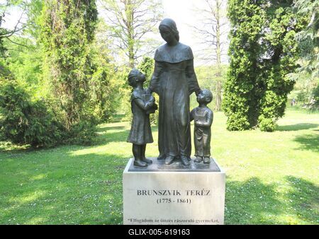 Martonv?s?r, 30 April 2017Statue of Brunszvik Ter?z in the park of Brunszvik castle.Brunszvik Ter?z (1775-1861) szobra a Brunszvik kast?ly parkj?ban. R. T?rley M?ria 2002-ben k?sz?lt alkot?sa.-stock-foto